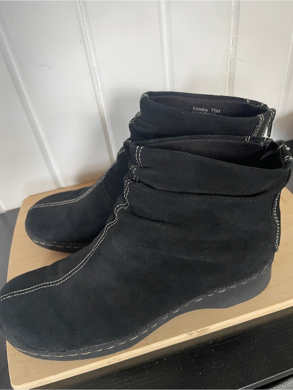 BareTraps Black Suede Ankle Booties with Contrast Stitching back zippers sz 7.5 - Picture 3 of 7